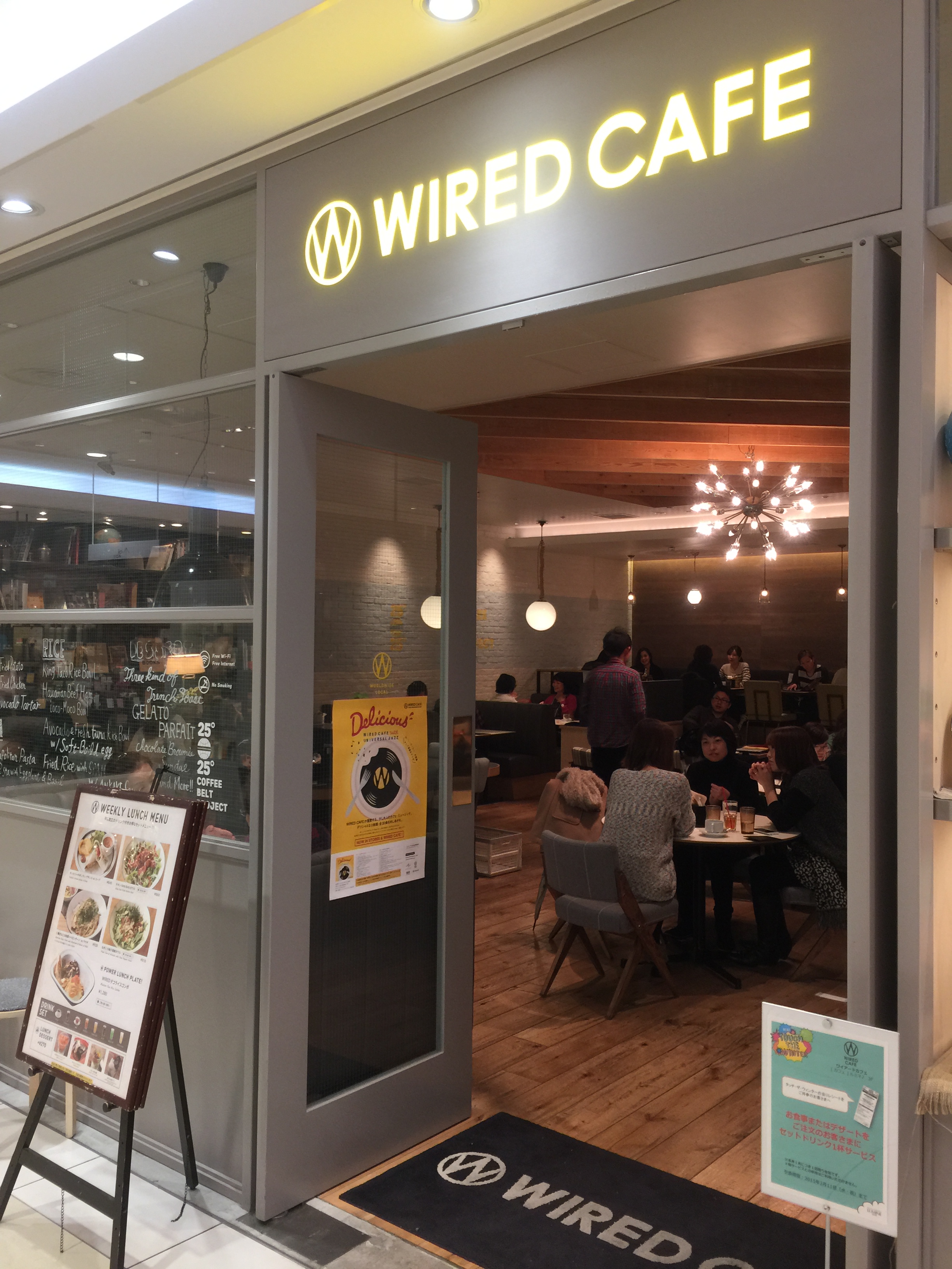 ゆったりとした空間で快適な作業スペース Br ｗｉｒｅｄ ｃａｆｅ ワイヤード カフェ ルミネ大宮店 地方ノマドワーカーだけが知っている 大宮カフェの新発見